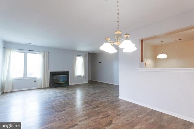 Building Photo - Crestwood 2 bed Condo Available September 1