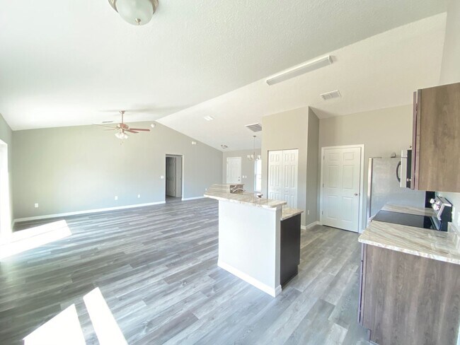 Building Photo - Great SW Location  Home - 3/2/2 **WON"T LA...