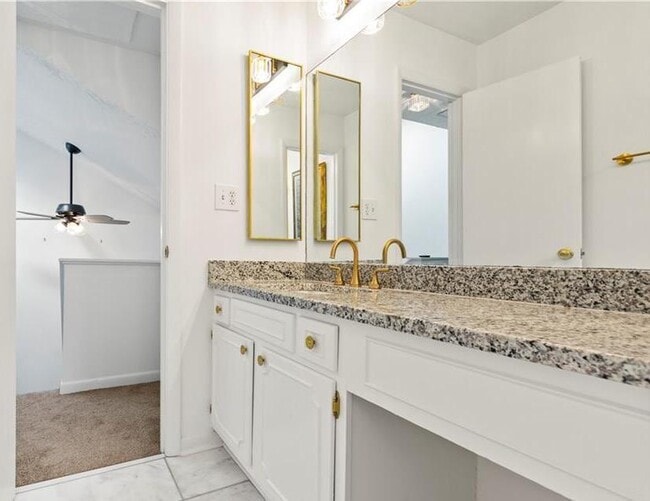 Building Photo - 2685 Meadowlawn Dr