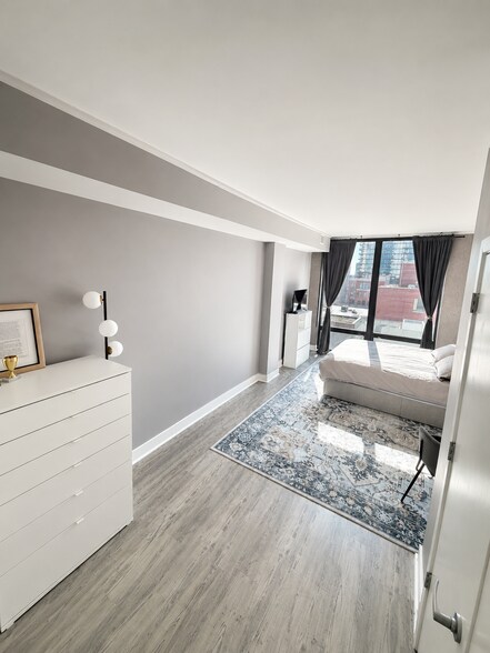 Building Photo - 744 N Clark St