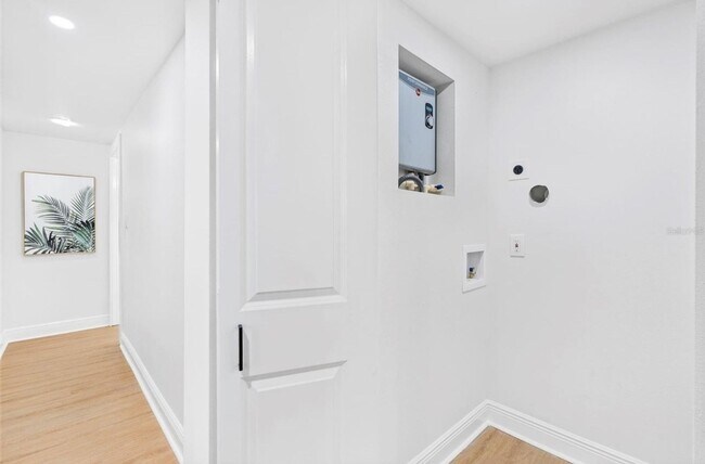 Building Photo - Modern 2-Bedroom Duplex w/ BRAND NEW Washer & Dryer – Quiet, Safe Area in Seminole Heights