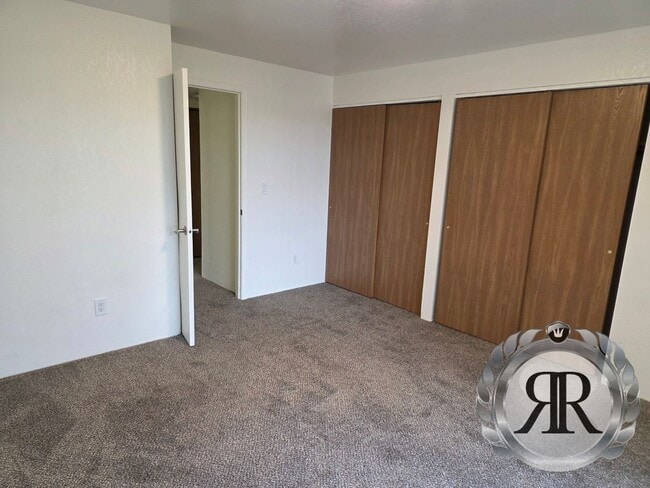 Building Photo - 2 Bedroom, 1 1/2 Bath, Updated!