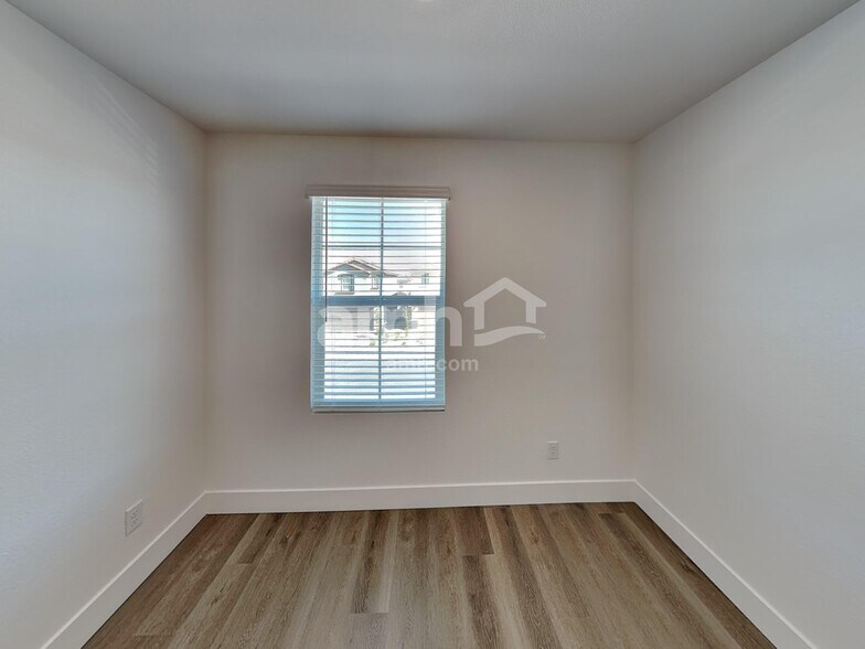 Building Photo - 5863 Vaes Dothrak St