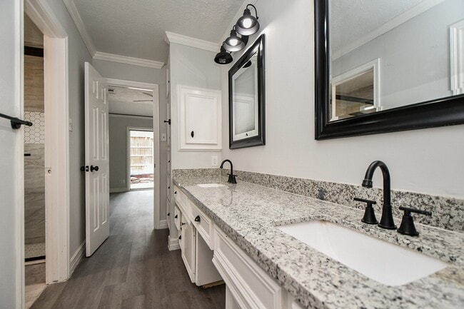 Building Photo - 14938 Mesita Dr