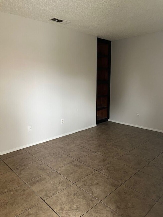 Building Photo - JR5904