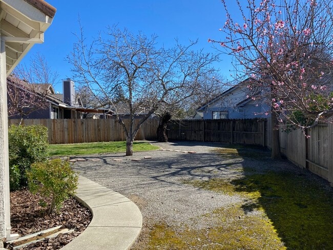 Building Photo - Vacaville 3bed/2bath home! Open floor plan...