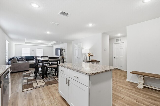 Building Photo - 10101 Newtown Dr