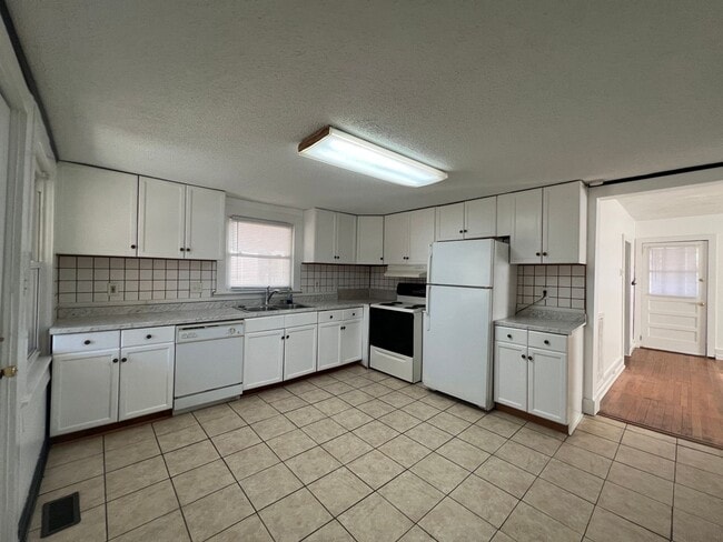Building Photo - AVAILABLE TO SHOW!!!