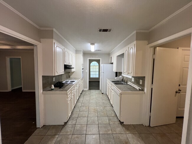 Building Photo - 2915 Longwood Dr