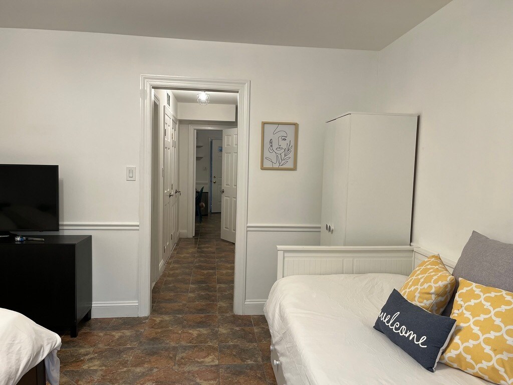 Building Photo - 614 G St SW