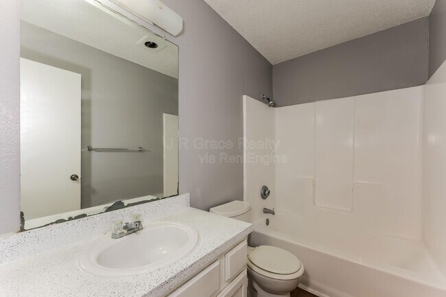 Building Photo - 5927 Shadydell Dr