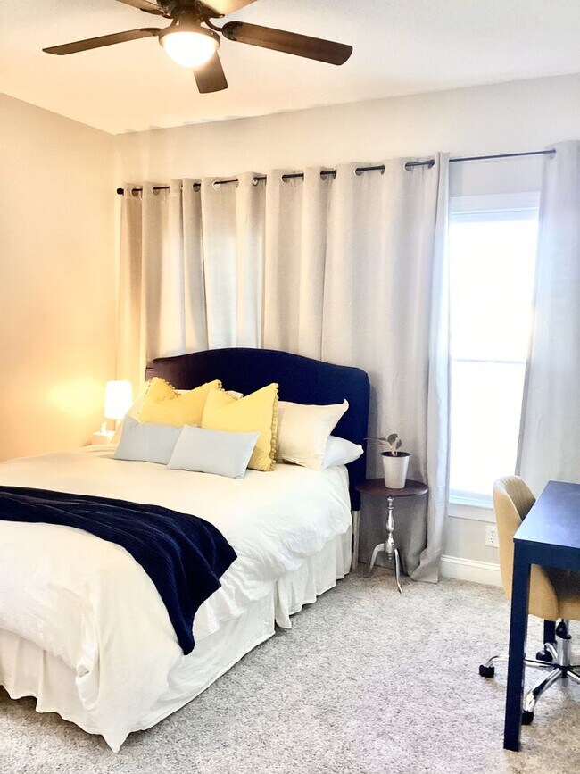 Building Photo - 4 Bed/3 Bath Spacious Home! Extra 2 Car Ga...