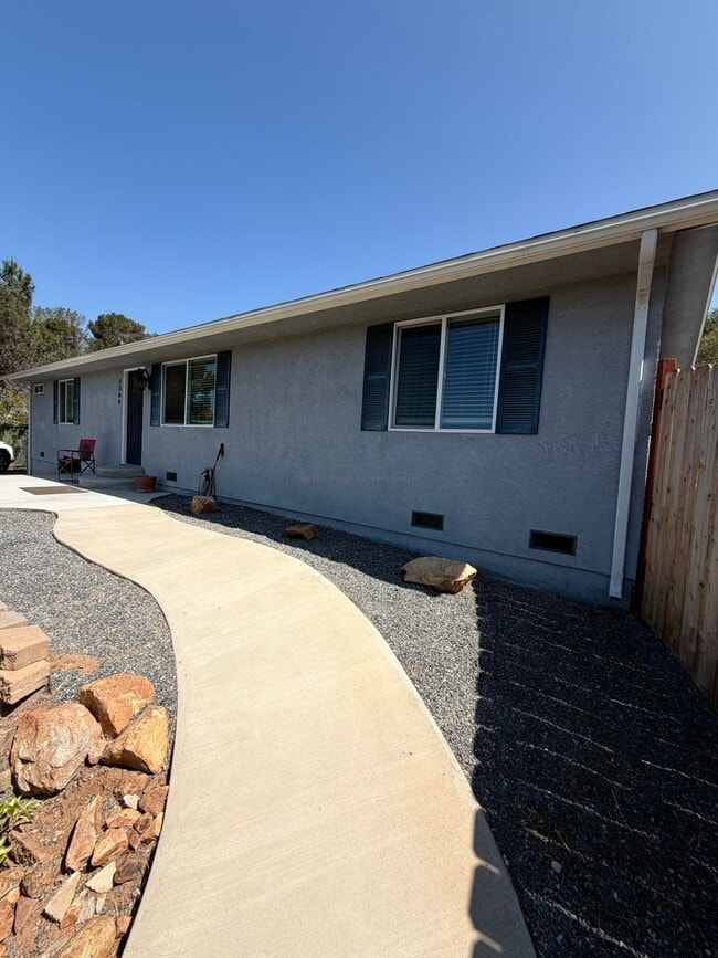 Building Photo - 1564 York Dr