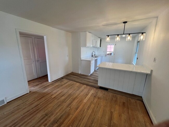 Building Photo - Single Family Home -Recently updated