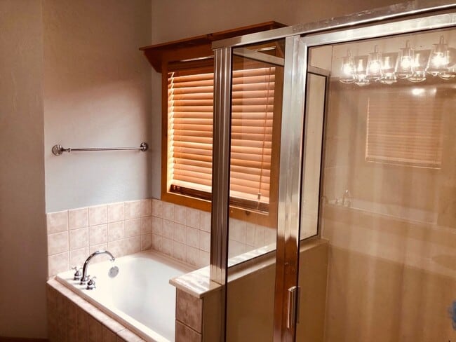 Building Photo - 4 bed + office + Bonus room/2nd Living ups...