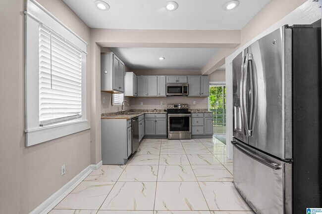 Building Photo - 528 10th Ct W