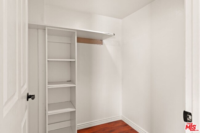 Building Photo - 2667 Menlo Ave