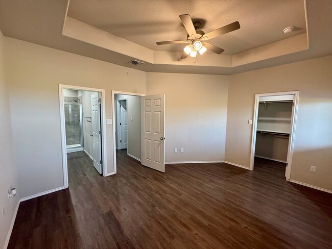 Building Photo - Luxury 3-bedroom, 2-bathroom Duplex in Seg...