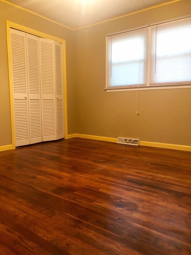 Building Photo - 3 Bedroom Brick Ranch House in a Great Location!