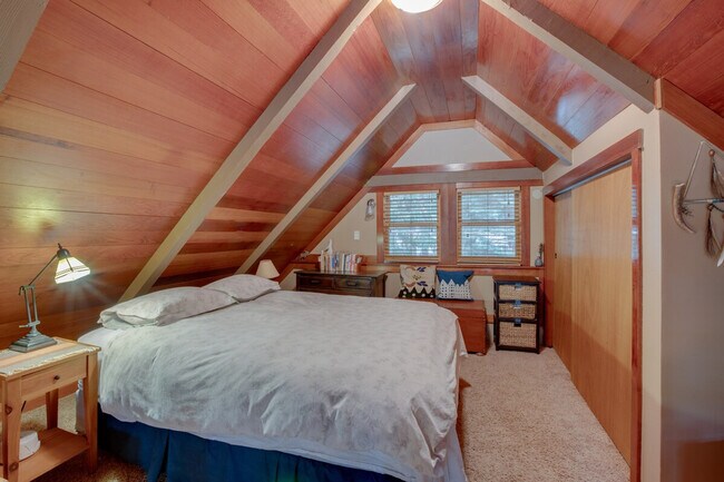 Building Photo - 7040 Bellevue Ave