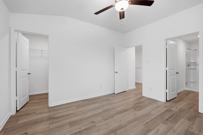 Building Photo - Clean & Modern Townhome with No Carpet and Lawn Service Included