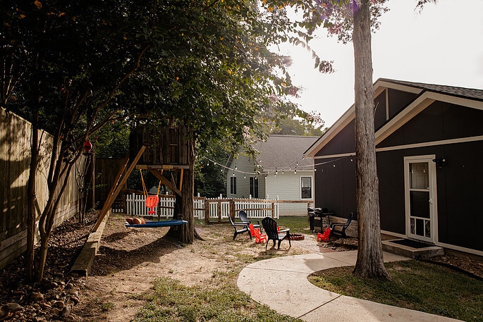 Backyard w/ Fire Pit & Tree House - 1004 Pecan St
