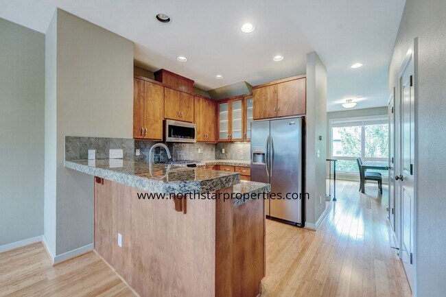 Building Photo - Stylish Multnomah Village Townhome