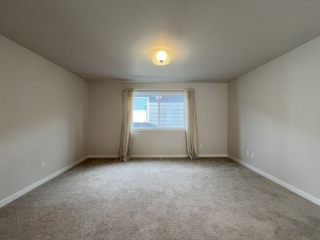 Building Photo - Stunning 2024 Built 5BR Home with Main-Level Suite, EV Charger & Covered Patio Near River Terrace