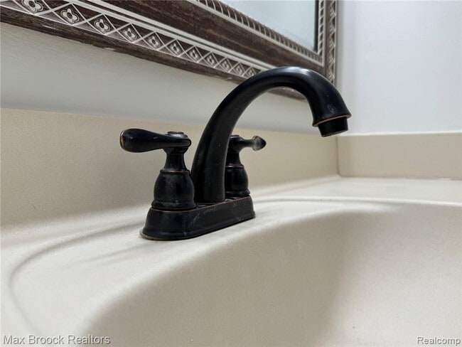 Building Photo - Beautiful mid-century modern home