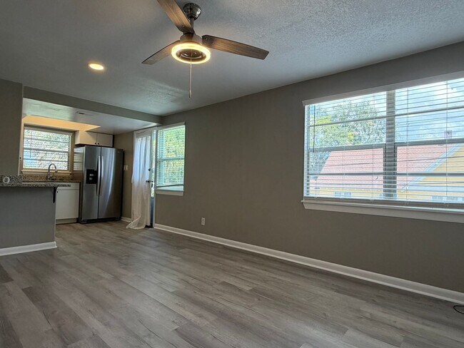 Building Photo - Apartment in Historical Tarpon Springs
