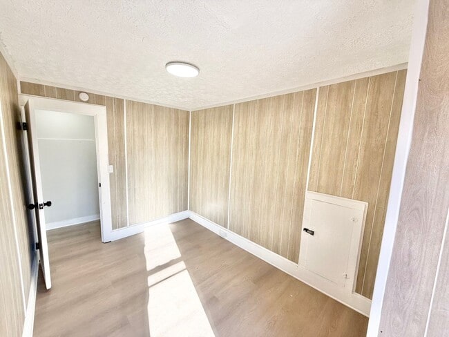 Building Photo - 924 Spring Ave NE