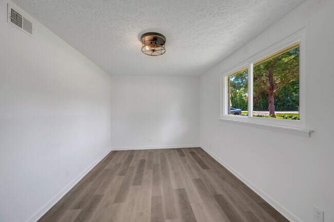 Building Photo - Furnished, remodeled 2BR near Nashville hospitals, all utilities and WiFi included, updated kitch...