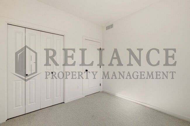 Building Photo - 5238 N Pinecrest Ct