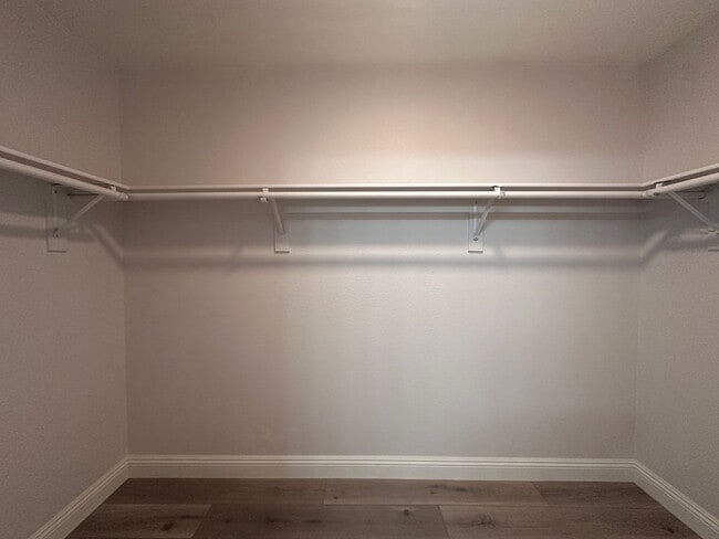 Building Photo - 3 bed house with new laminate flooring and fresh paint!