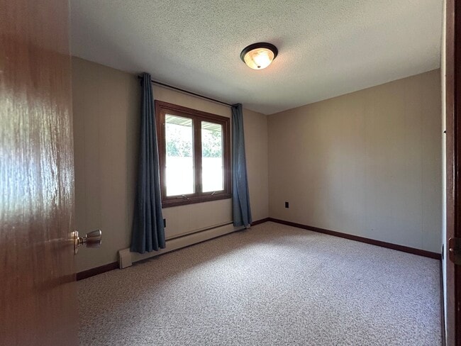 Building Photo - Spacious 4-Bedroom Home