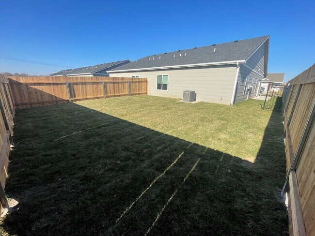 Building Photo - 3763/65 Bluelake