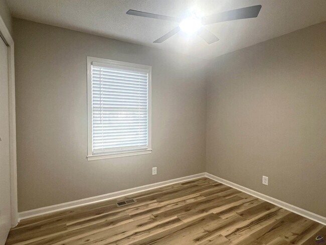 Building Photo - 221 Jefferson Cir