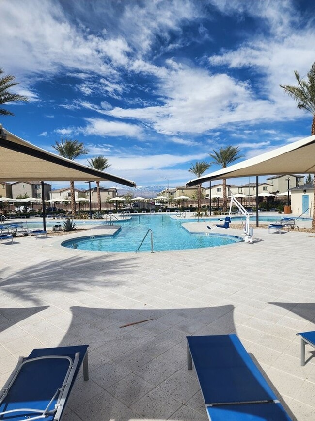 Building Photo - 3 story 3 bed/3 bath townhouse in brand new Watercolor Community