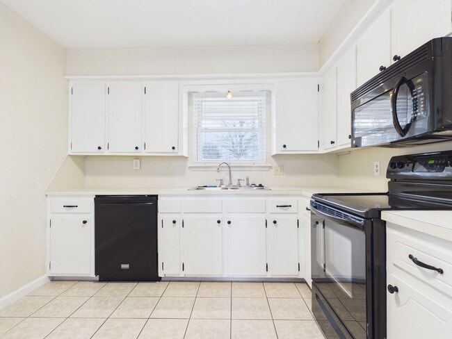 Building Photo - 4663 SE Brighton Dr