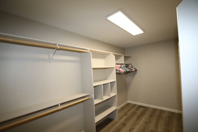 Building Photo - 9010 Sahalee Dr