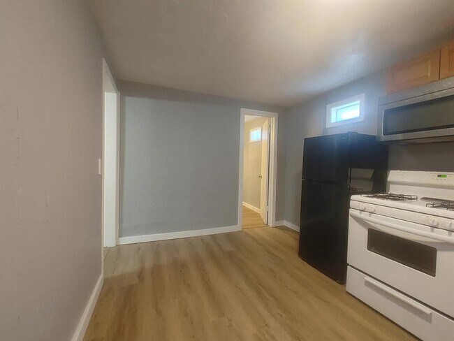 Building Photo - 1013 Elm Ave