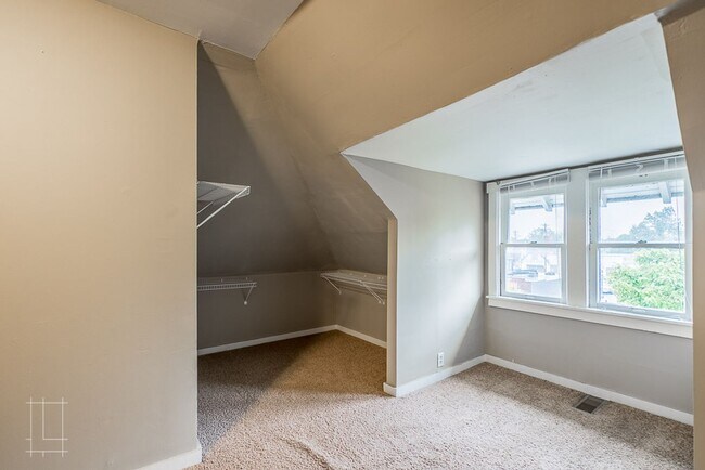 Building Photo - 2497 Summit St