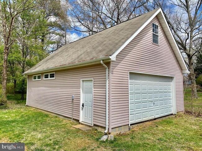 Building Photo - 118 W Hawthorne Dr