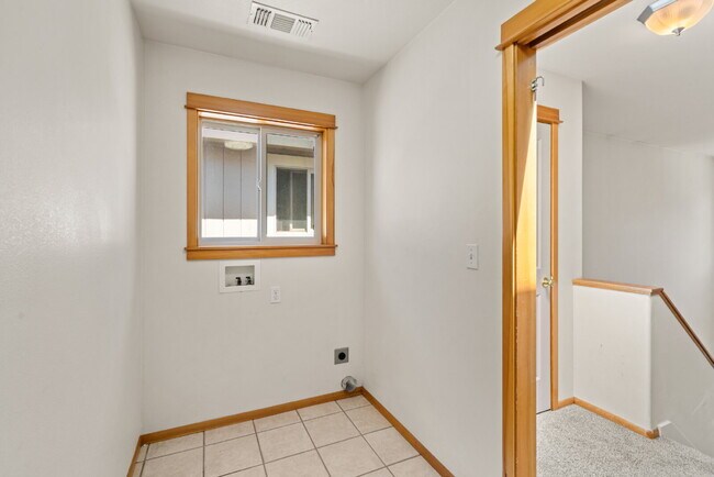 Building Photo - 608 Shadow Way