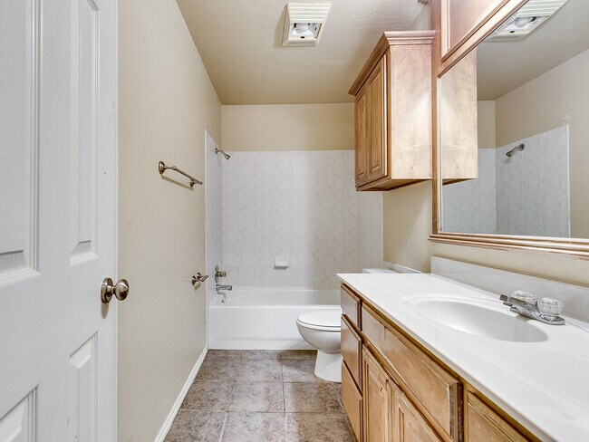 Building Photo - Lone Oak Ridge + Gated Community + 4 beds/2.5 Baths + Storm Shelter + Deer Creek Schools