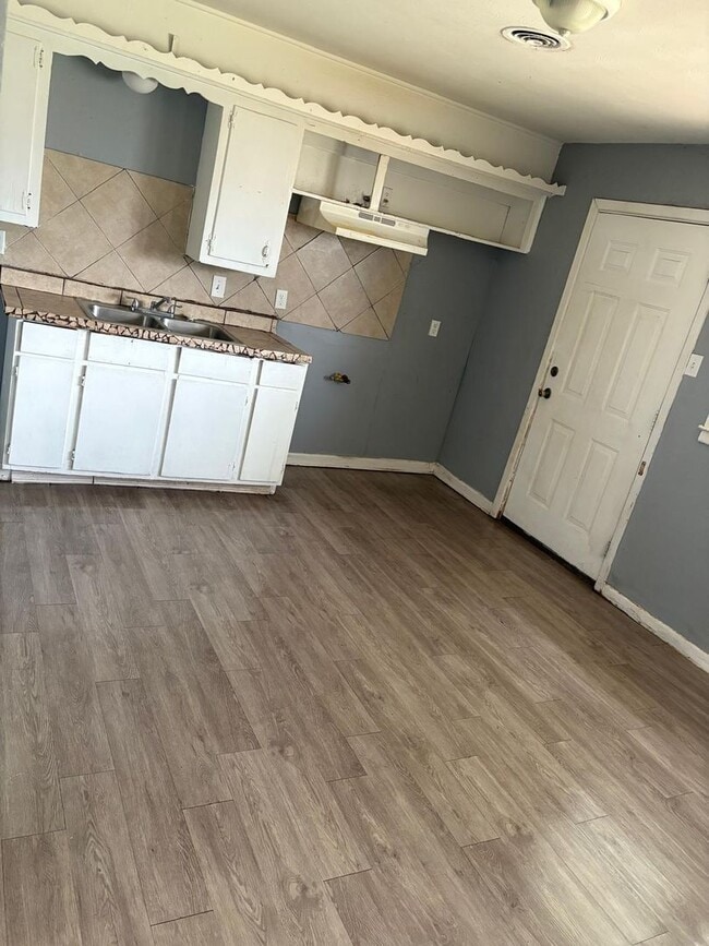 Building Photo - $0 First Month's Rent / $0 Deposit at Move-in