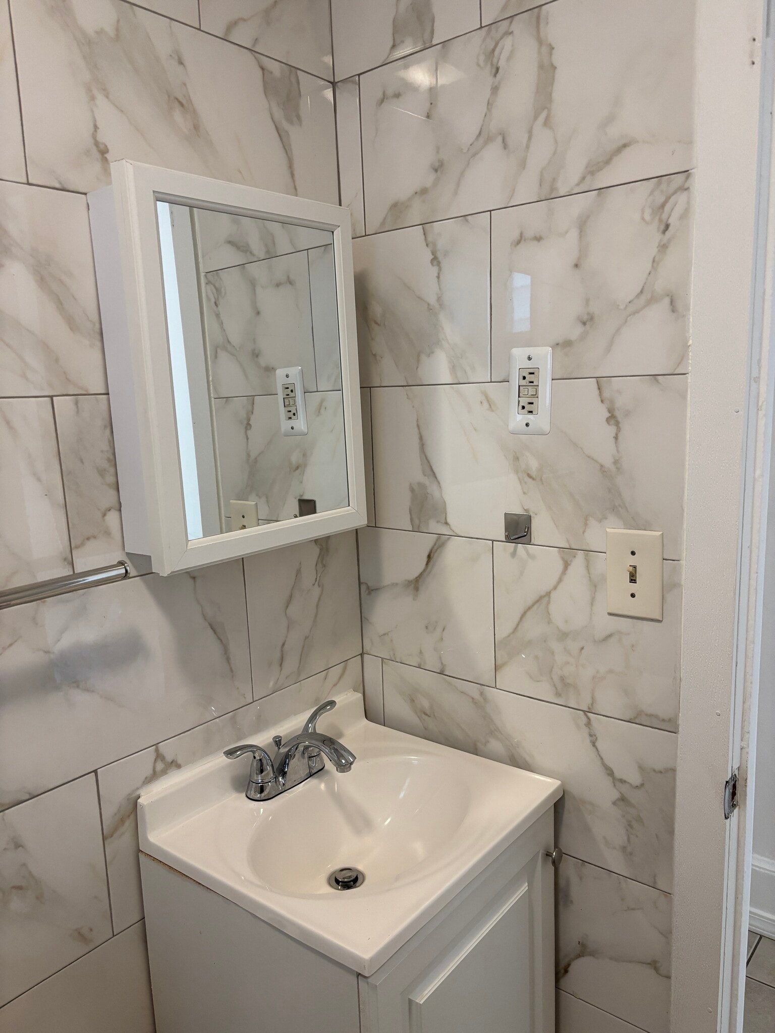 Vanity w/ Medicine Cabinet - 240 Sommerville Pl