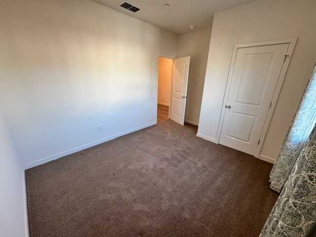 Building Photo - Beautiful 4-Bedroom Home in the Wyndham Es...