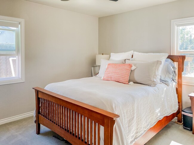 Building Photo - Beautiful Single-Story 2 Bedroom, 1 Bath w...