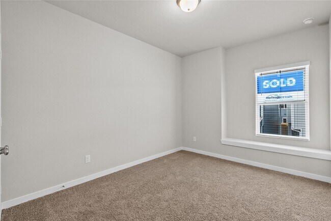 Building Photo - 594 Avisa Dr